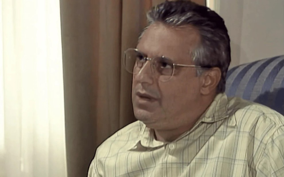 O ator Antonio Fagundes com expressão séria em cena de A Viagem (1994)