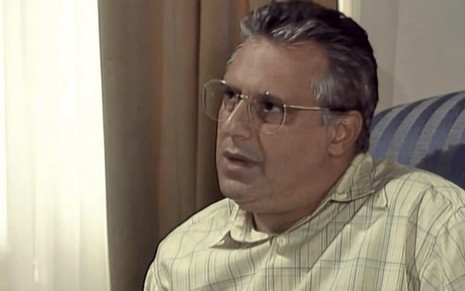 O ator Antonio Fagundes com expressão séria em cena de A Viagem (1994)