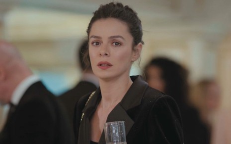 Bahar (Özge Özpirinçci) em cena da novela Força de Mulher