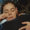 Bahar (Özge Özpirinçci) abraça Emre (Ahmet Rıfat Şungar) em cena da novela Força de Mulher