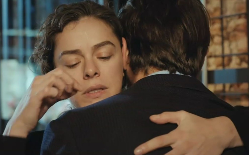 Bahar (Özge Özpirinçci) abraça Emre (Ahmet Rıfat Şungar) em cena da novela Força de Mulher