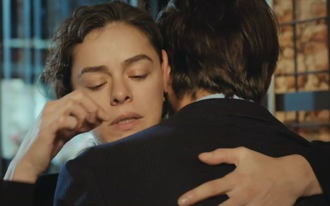 Bahar (Özge Özpirinçci) abraça Emre (Ahmet Rıfat Şungar) em cena da novela Força de Mulher