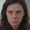 A atriz Özge Özpirinçci com expressão séria em cena de Força de Mulher