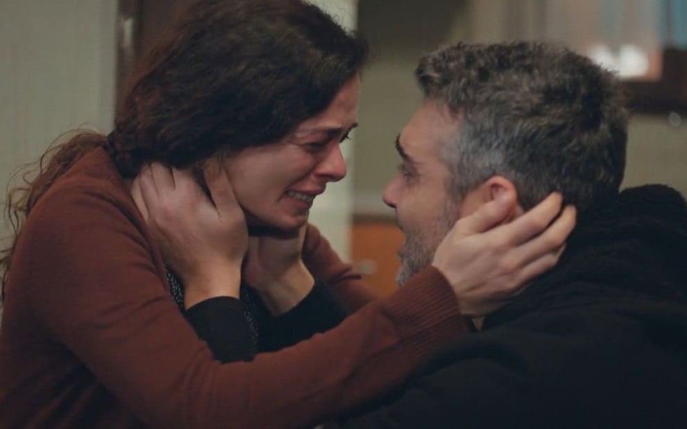 Bahar (Özge Özpirinçci) e Sarp (Caner Cindoruk) se olham e choram em cena da novela Força de Mulher