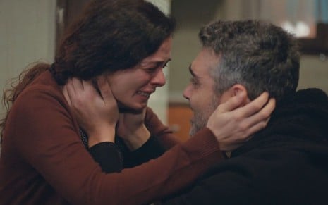 Bahar (Özge Özpirinçci) e Sarp (Caner Cindoruk) se olham e choram em cena da novela Força de Mulher