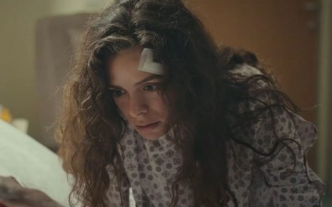 Bahar (Özge Özpirinçci) em cena da novela Força de Mulher
