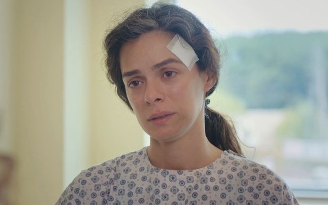 A atriz Özge Özpirinçci como Bahar com curativo na testa em cena de Força de Mulher