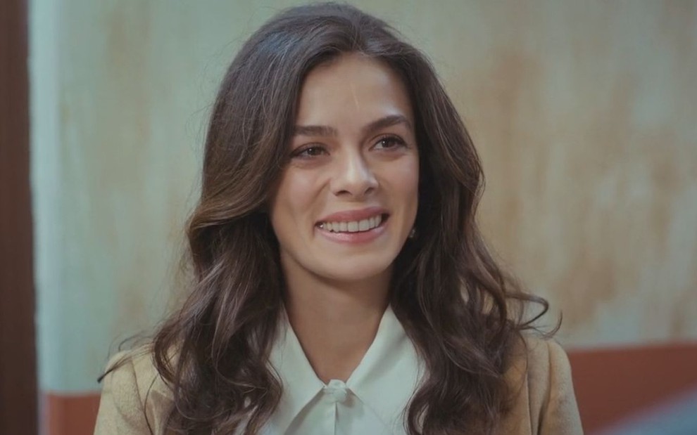 Bahar (Özge Özpirinçci) sorri em cena da novela Força de Mulher