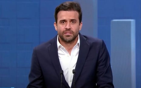 Pablo Marçal está com expressão séria e usa terno