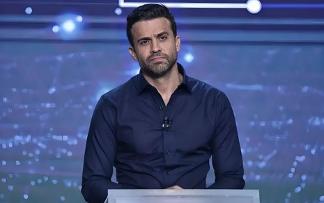 Pablo Marçal está em um púlpito enquanto discursa
