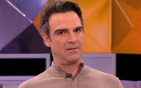 Imagem de Tadeu Schmidt apresentando o BBB 26