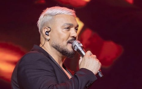Imagem de Belo cantando em um show