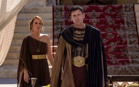 Cena da série bíblica Ben-Hur, com Claudia (Graziella Schmitt) e Pôncio Pilatos (Rodrigo Ferrarini)