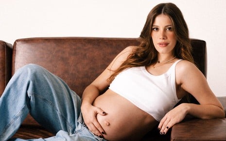 Imagem da atriz Caroline Dallarosa grávida