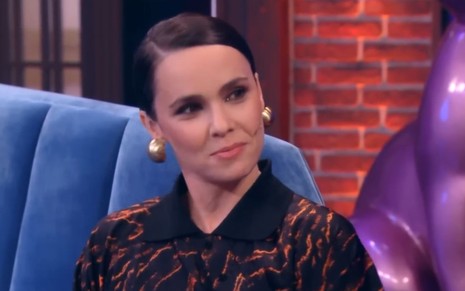 Imagem de Débora Falabella durante entrevista ao programa Lady Night