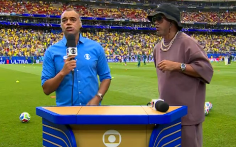 Denilson e Ronaldinho Gaúcho aparecem no gramado do estádio