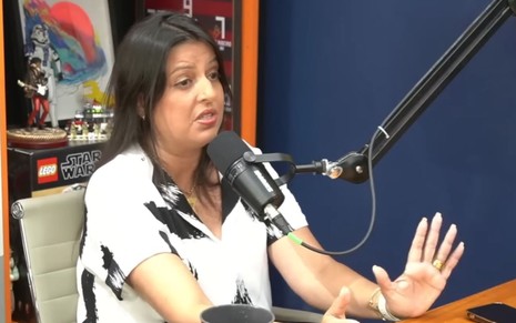 Imagem da colunista Fábia Oliveira durante uma entrevista