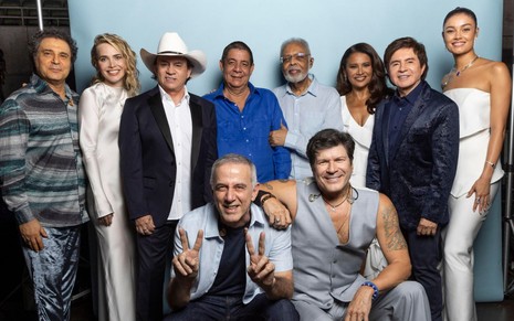 Zeca Pagodinho, Leticia Colin e outros artistas posam juntos nos bastidores do especial de Roberto Carlos