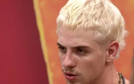 Imagem de Juliano Floss com semblante revoltado no BBB 26