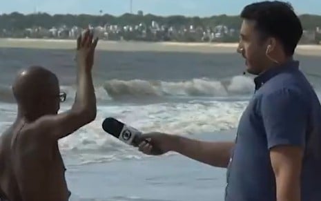 Imagem do momento em que um homem se recusa a dar entrevista para a Globo