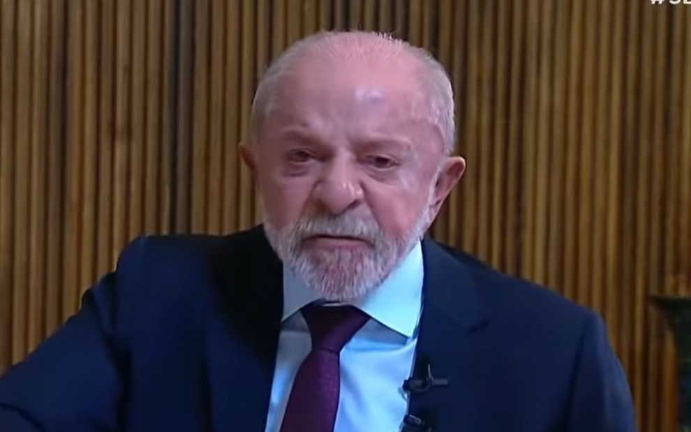 Lula tem expressão séria durante entrevista