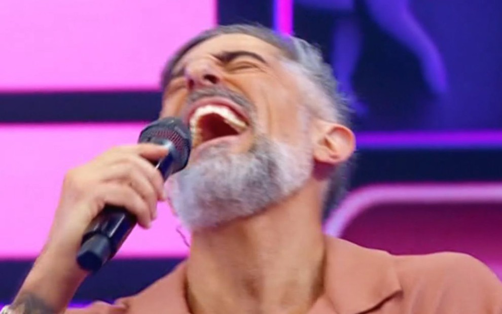 Momento em que Marcos Mion gargalha com resposta de atores no quadro Tem Ou Não Tem