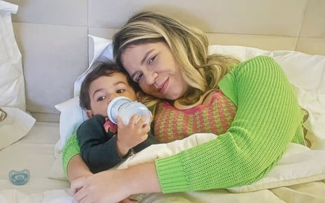 Foto de Marília Mendonça com o filho, Leo, ainda bebê