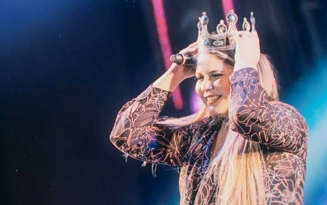 Foto de Marília Mendonça com uma coroa na cabeça