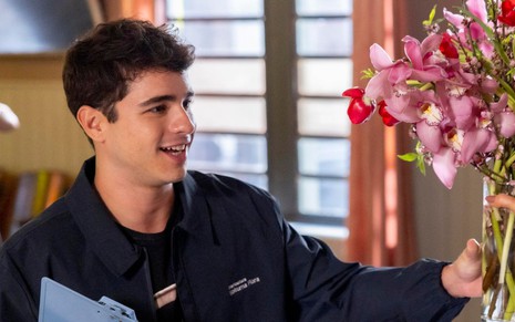 João Victor Gonçalves, intérprete de Mau Mau, em cena da novela Quem Ama Cuida