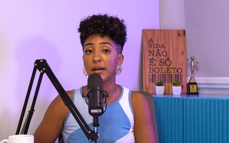 Imagem de Nath Finanças durante entrevista a um podcast