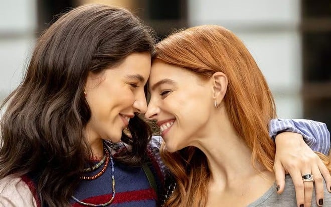 Imagem das personagens Lorena (Alanis Guillen) e Juquinha (Gabriela Medvedovsky)