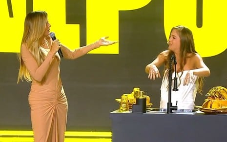 Imagem de Ticiane Pinheiro e Rafaella Justus no palco do Upfront Globo 2027