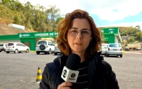 Imagem da repórter Juliana Guzzo em cobertura para a InterTV