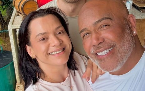 Foto de Rick abraçado com a filha, Mônica Nascimento