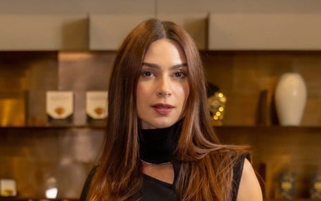 Imagem de Thaila Ayala caracterizada como Zara em Nas Profundezas do Amor