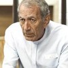 O ator Guti Fraga com expressão séria em cena de Dona de Mim