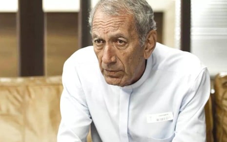 O ator Guti Fraga com expressão séria em cena de Dona de Mim