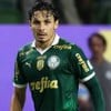 Raphael Veiga, do Palmeiras, veste uniforme verde com detalhes brancos e dourados durante jogo