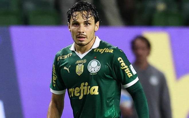 Raphael Veiga, do Palmeiras, veste uniforme verde com detalhes brancos e dourados durante jogo