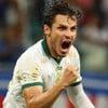 Raphael Veiga, do Palmeiras, comemora gol e veste uniforme branco com detalhes verdes e dourados