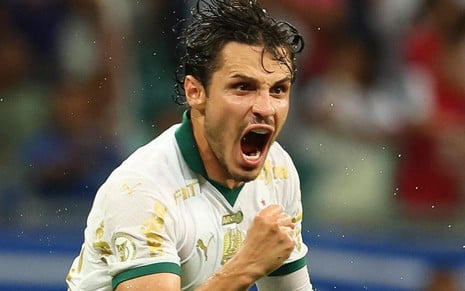 Raphael Veiga, do Palmeiras, comemora gol e veste uniforme branco com detalhes verdes e dourados