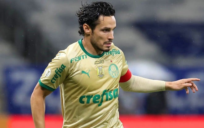 Raphael Veiga, do Palmeiras, veste uniforme dourado com detalhes verdes durante partida