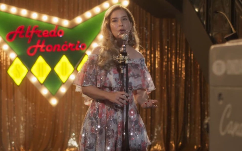 Palomma Duarte canta em cena como Lígia na novela Garota do Momento