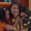 Elisa (Pamella Machado) é abraçada por duas meninas em cena da novela A Caverna Encantada