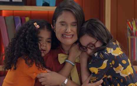 Elisa (Pamella Machado) é abraçada por duas meninas em cena da novela A Caverna Encantada