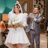 Elisa (Pamella Machado) e César (Andrey Lopes) vestidos de noivos em cena da novela A Caverna Encantada