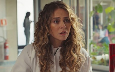 Paolla Oliveira com expressão séria em cena da novela Vale Tudo