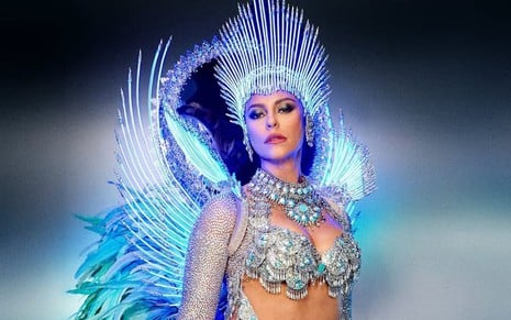 Paolla Oliveira vestida com a fantasia de seu último desfile na Grande Rio; fantasia é prata e azul, com leds azuis