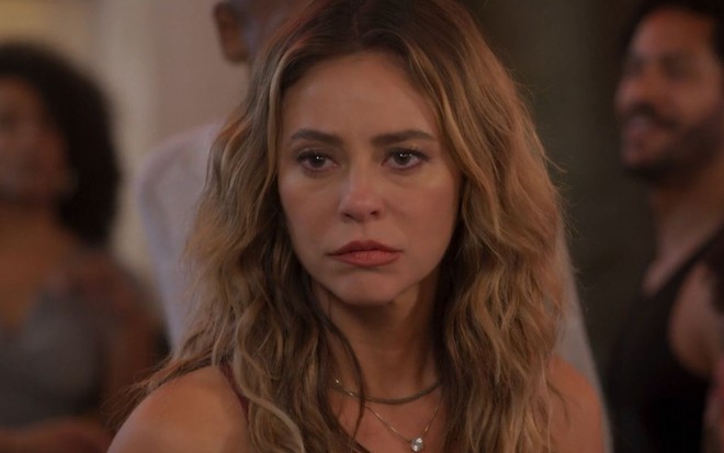Paolla Oliveira com expressão séria em cena da novela Vale Tudo