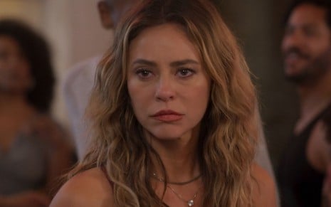Paolla Oliveira com expressão séria em cena da novela Vale Tudo